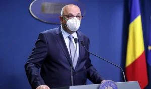 Câți oameni poate infecta un bolnav cu Omicron, potrivit lui Raed Arafat. Așa se face transmiterea comunitară