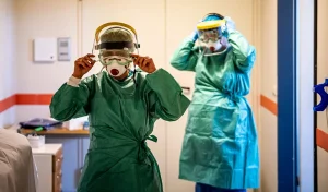 Cum se pregătesc autoritățile pentru valul 5: Pacienții COVID vor fi investigați și vor primi tratament în centre de evaluare în ambulatoriu, pentru a se evita supraaglomerarea spitalelor
