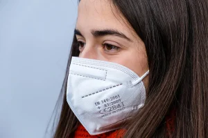 De ce nu mai sunt suficiente măştile textile şi cele din plastic în faţa noului coronavirus