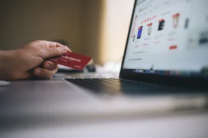 Cum arată piața online din România: 8 din 10 români descoperă un produs online