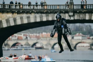 Richard Browning, inventatorul costumului de zbor individual, vine în premieră în România, la GoTech World 2023