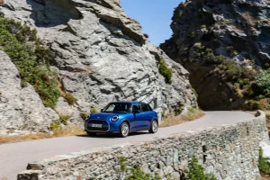 Noul MINI Cooper S 5 uşi: mai mult spaţiu şi multă distracţie la volan