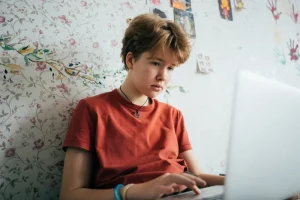 De ce studierea algoritmicii ajută copilul să-și dezvolte gândirea critică și logică