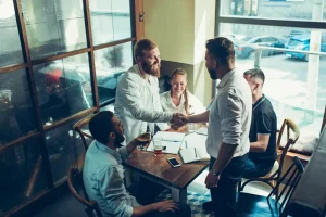 De ce antreprenorii de succes precum Lorand Soares Szasz merg la sigur, dar nu singuri. Puterea comunității și a networking-ului