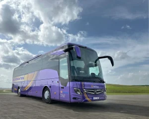 Investiții majore pentru confortul turiștilor: Hello Holidays ridică standardele cu autocare de ultimă generație și un sediu nou