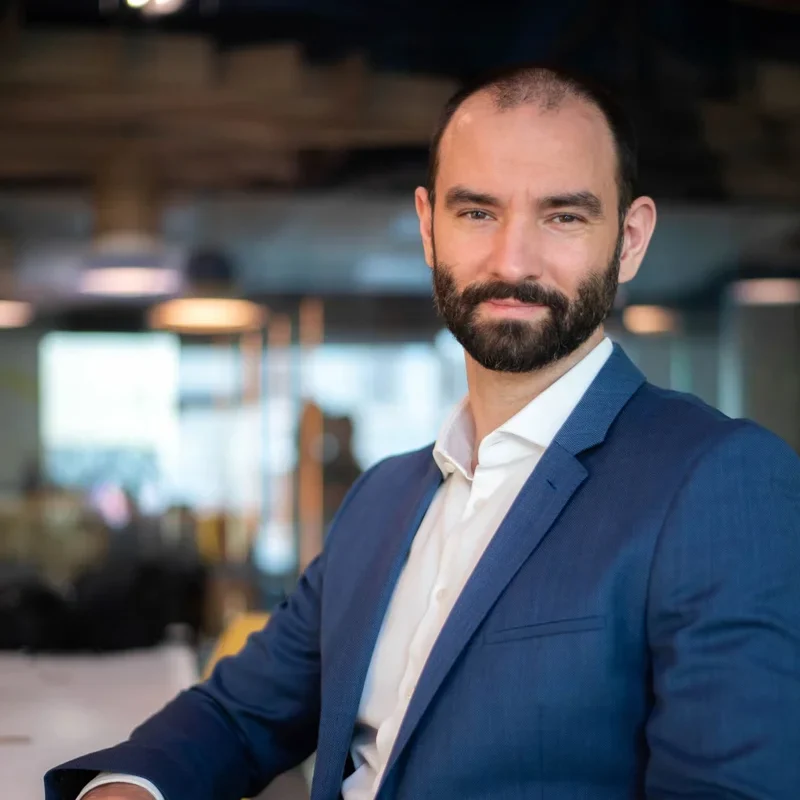Doar 1% dintre tinerii din Generația Z din România văd munca de la distanță ca un motivator real. Aceștia își doresc ca biroul să devină un spațiu pentru dezvoltare, nu doar pentru muncă