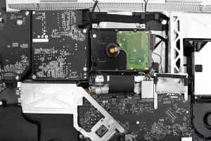 Piese originale vs. piese compatibile pentru laptopuri. Diferențe, riscuri și recomandări. Ghid complet pentru utilizatori în 2026