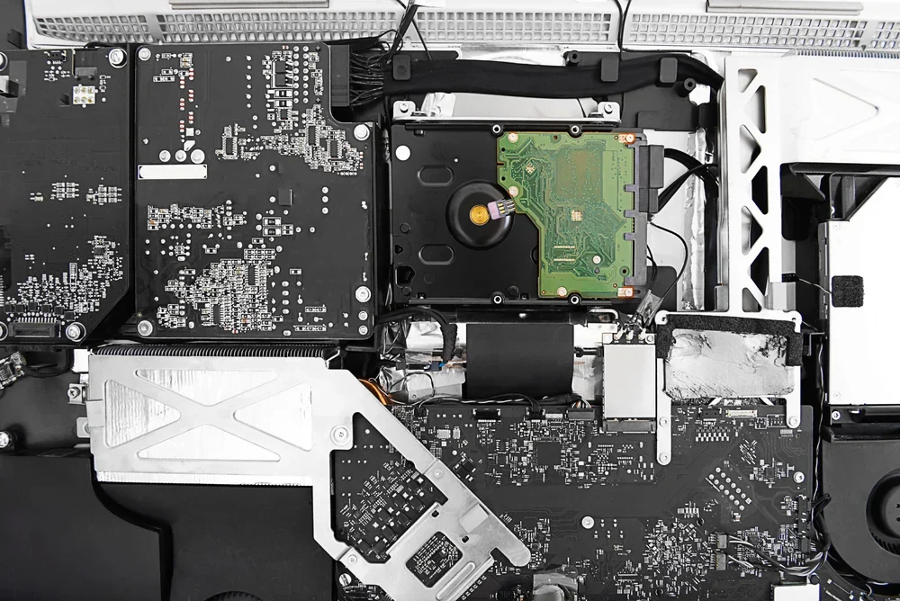 Piese originale vs. piese compatibile pentru laptopuri. Diferențe, riscuri și recomandări. Ghid complet pentru utilizatori în 2026