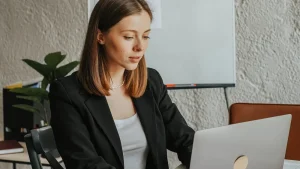 Cele mai competitive vs. cele mai deficitare industrii în 2025 – bestjobs Casual