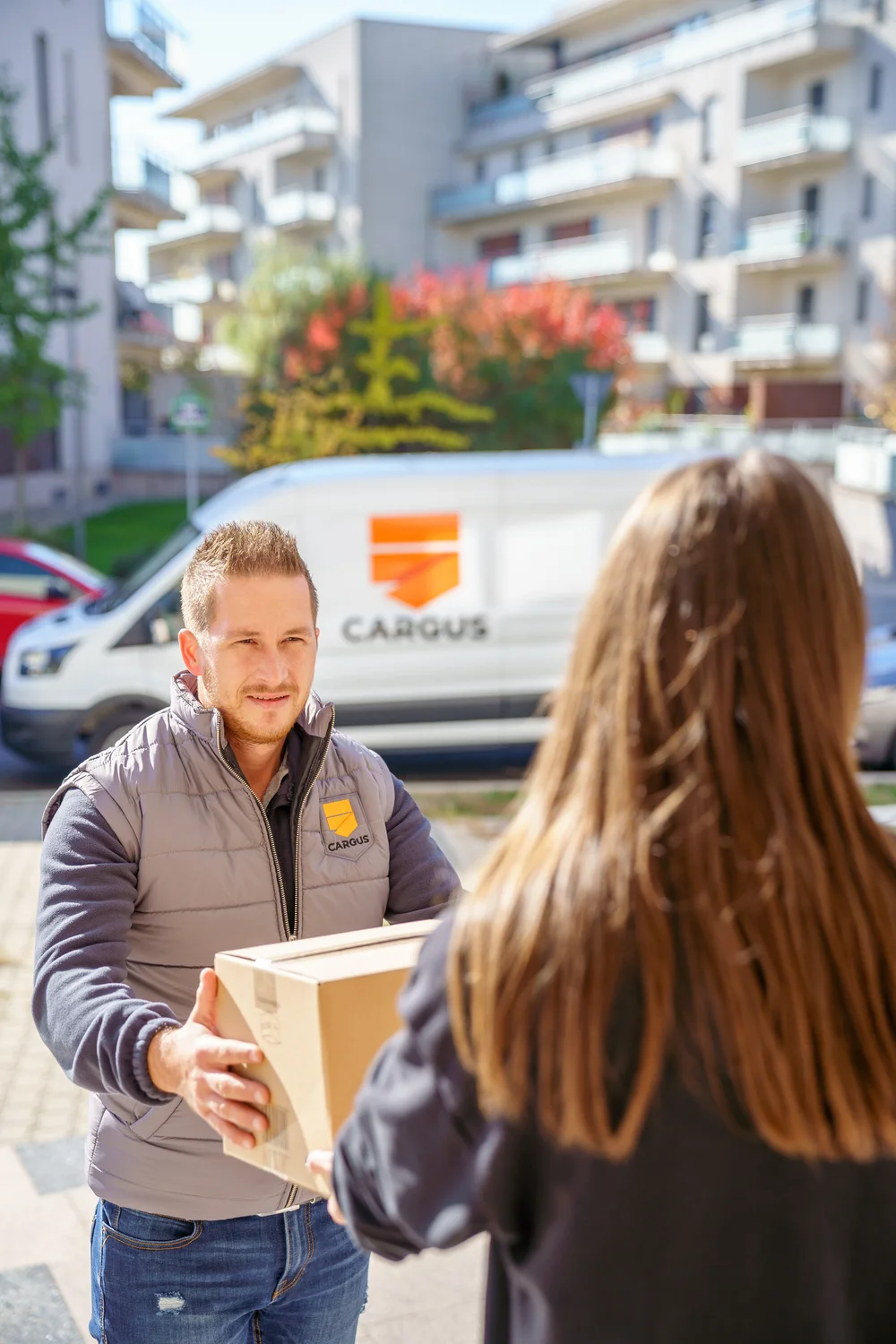 Sondaj Cargus: 2 din 3 români renunță la achiziția unui produs dacă prețul este prea mare, însă aproape 38% adaugă produse în coș pentru livrare gratuită