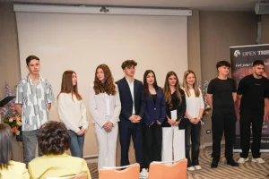 Dincolo de destinație este procesul: Cum a transformat prima ediție bucureșteană „Hug the Unknown by Open Tribe” viziunea tinerilor într-o victorie palpabilă